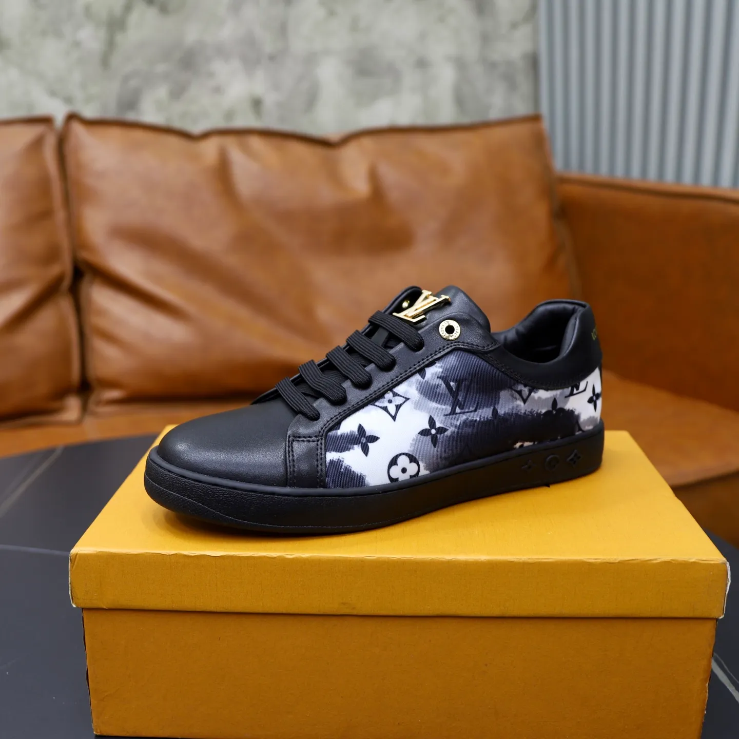 Ex-factory price: 400💰🙅‍♂️🙅‍♂️🙅‍♂️ Brand: LV Louis Vuitton Standard code: 38-44 (45 customized) Grade: Same as the official website Material: Original material splicing Comfortable and breathable lining Lightweight and wear-resistant sports outsole Style category: Men's fashionable casual shoes Running sneakers Distinguished luxury brand elements Top luxury Color: actual picture color